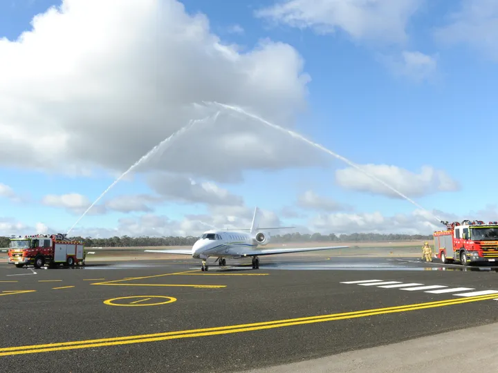 bendigo-airport-opening-official-water-salute